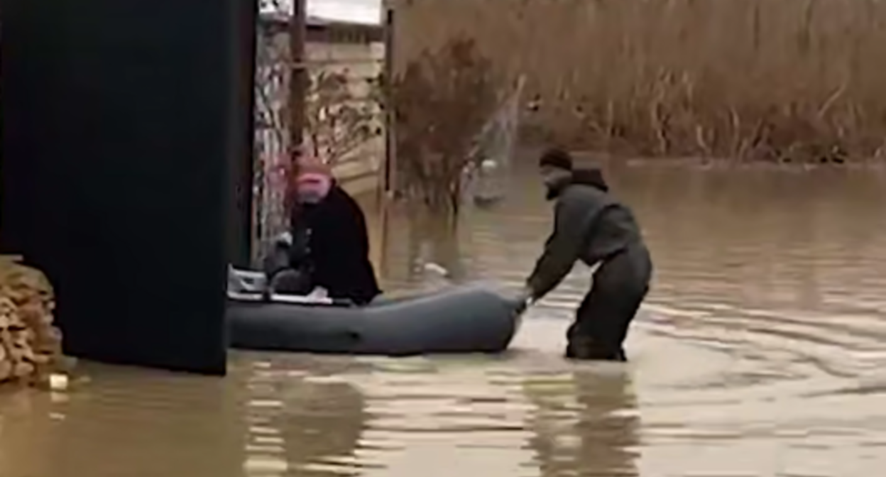 Затопленная улица в Дагестане. Стоп-кадр видео "Сапа" от 30.03.26, https://t.me/sapakavkaz/6753 Затопленная улица в Дагестане. Стоп-кадр видео "Сапа" от 30.03.26, https://t.me/sapakavkaz/6753