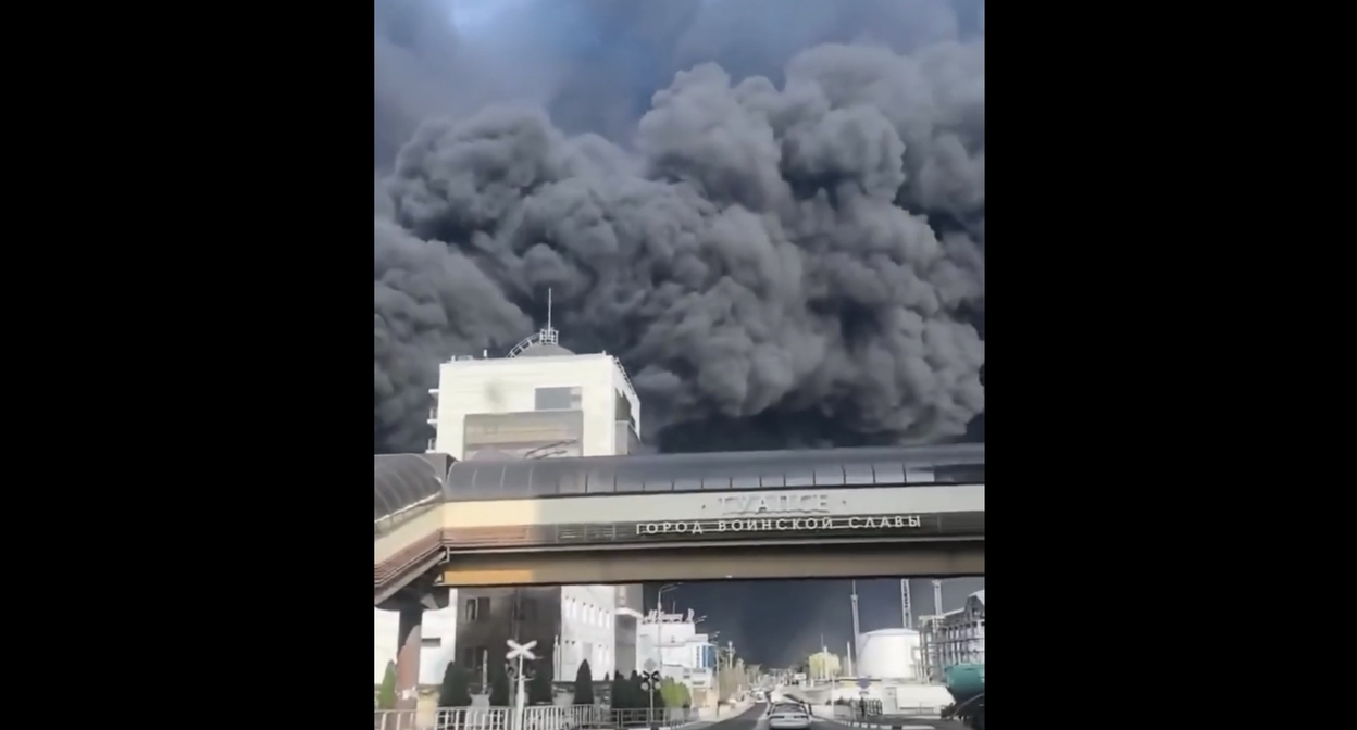 Дым над Туапсе. Кадр видео: chp.15region / Instagram*
(www.instagram.com/reel/DXbrZ_5jaff) Дым над Туапсе. Кадр видео: chp.15region / Instagram*
(www.instagram.com/reel/DXbrZ_5jaff)
