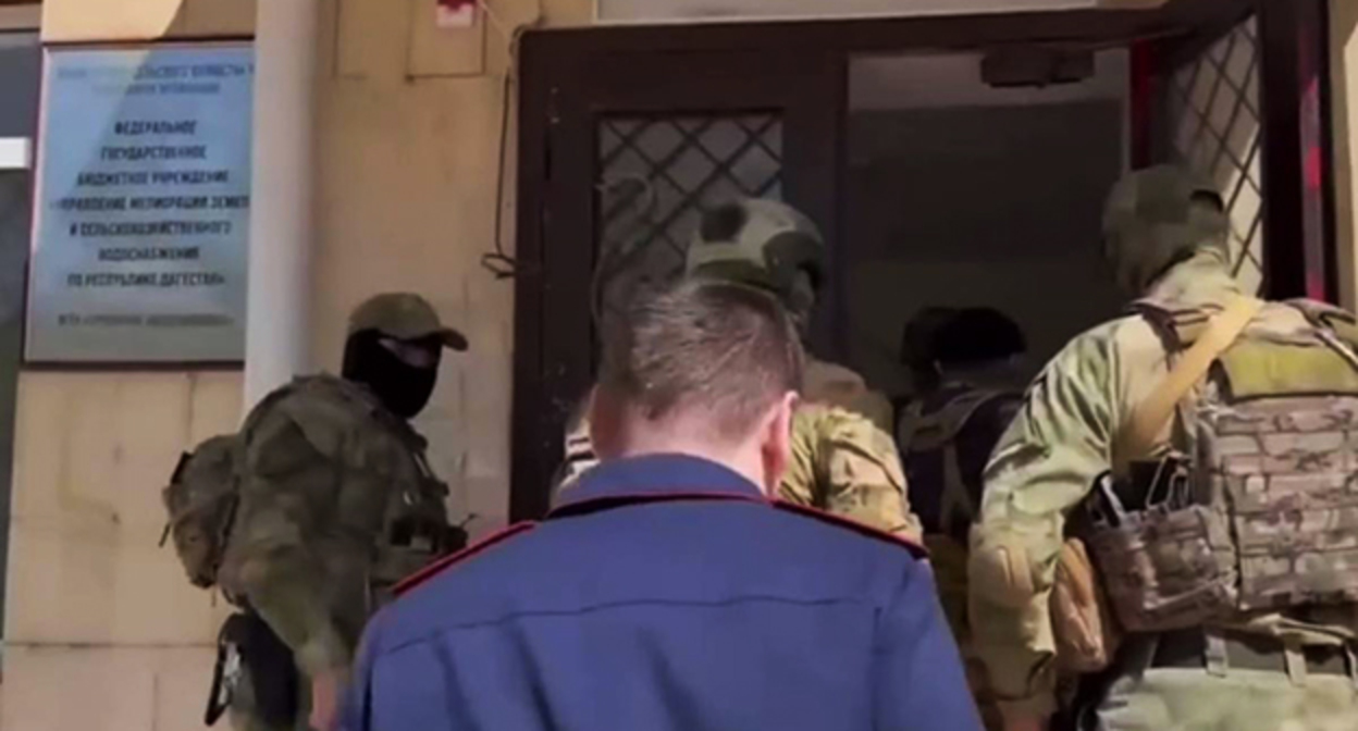 Обыски в Минприроды Дагестана. 23 апреля 2026 г. Скриншот видео Следственный комитет России Обыски в Минприроды Дагестана. 23 апреля 2026 г. Скриншот видео Следственный комитет России