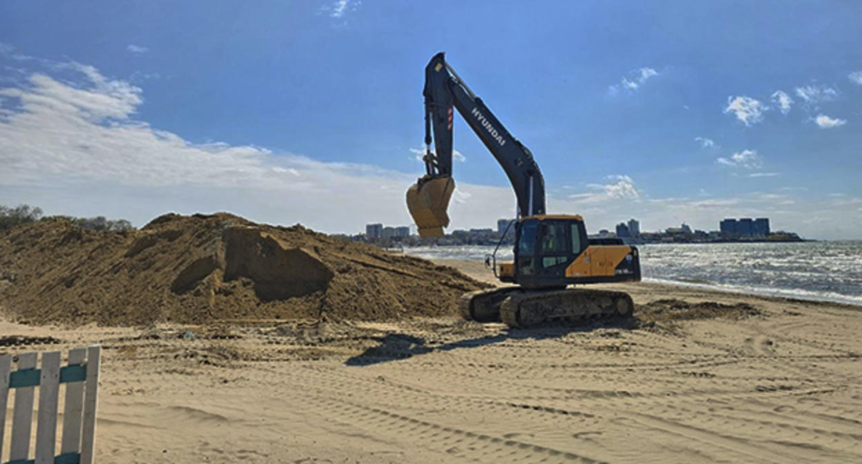 Отсыпка пляжей Анапы песком. Фото: t.me/MoreOz
Отсыпка пляжей Анапы песком. Фото: t.me/MoreOz