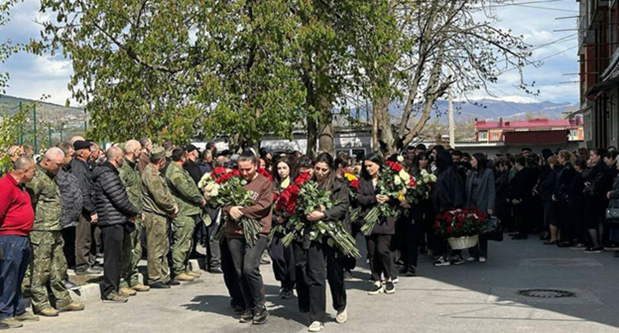 Похороны Рамзана Елдзарова. 23 апреля 2026 г. Фото ИА "Рес" https://cominf.org/node/1166568874 Похороны Рамзана Елдзарова. 23 апреля 2026 г. Фото ИА "Рес" https://cominf.org/node/1166568874