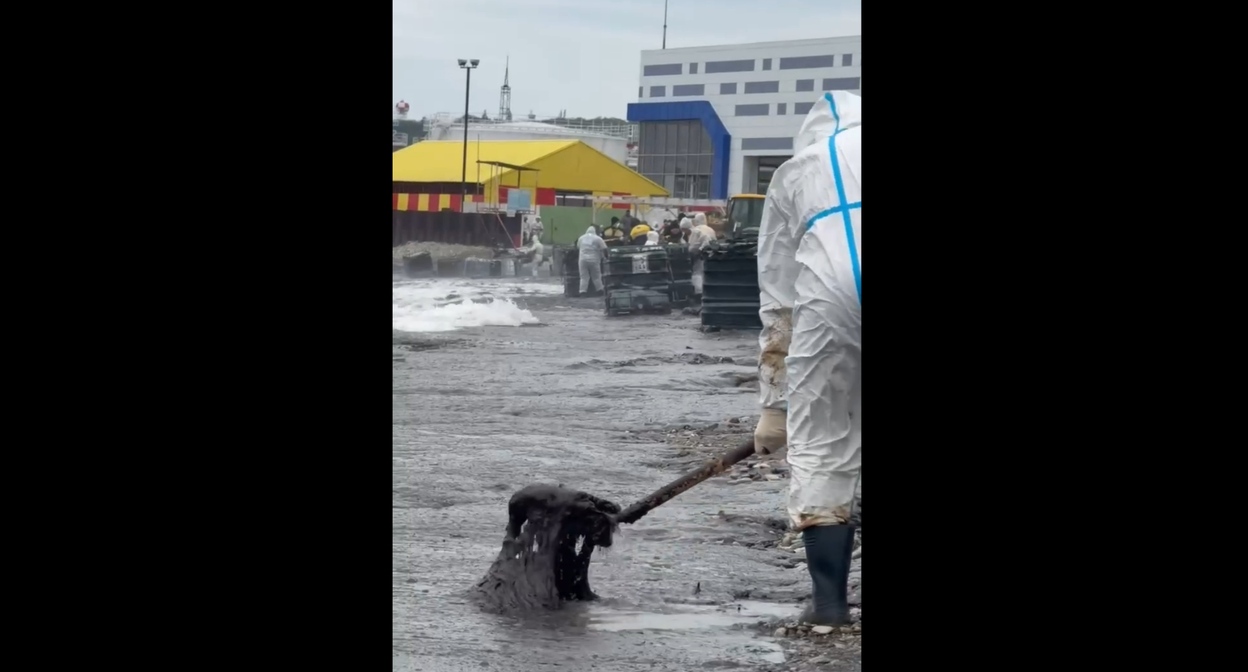 Ручная уборка нефтепродукта с побережья в Туапсе. Кадр видео из телеграм-канала "Эколог Жора Каваносян" https://t.me/ecozhora/7547 Ручная уборка нефтепродукта с побережья в Туапсе. Кадр видео из телеграм-канала "Эколог Жора Каваносян" https://t.me/ecozhora/7547