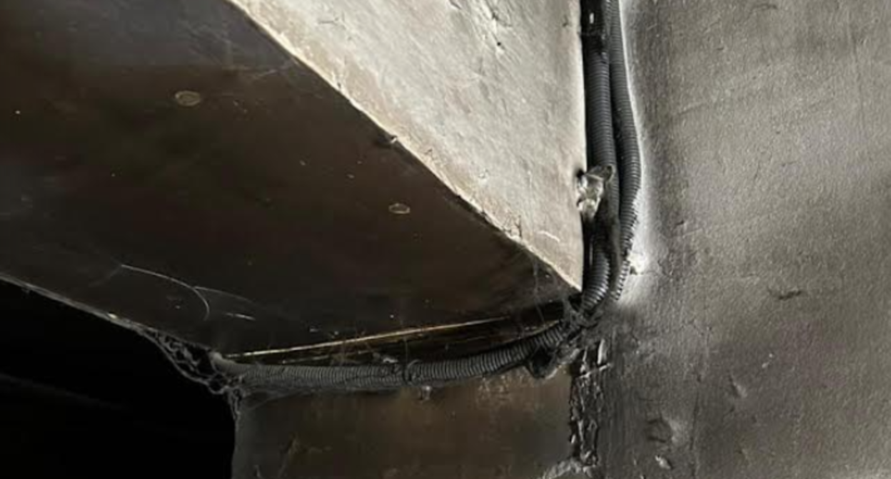 Поврежденная после пожара проводка. Фото корреспондента "Кавказского узла" от 26.04.26. Поврежденная после пожара проводка. Фото корреспондента "Кавказского узла" от 26.04.26.