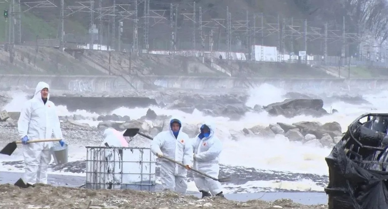 Уборка нефтепродукта на побережье в Туапсе. Фото из телеграм-канала оперштаба Кубани https://t.me/opershtab23/15794 Уборка нефтепродукта на побережье в Туапсе. Фото из телеграм-канала оперштаба Кубани https://t.me/opershtab23/15794