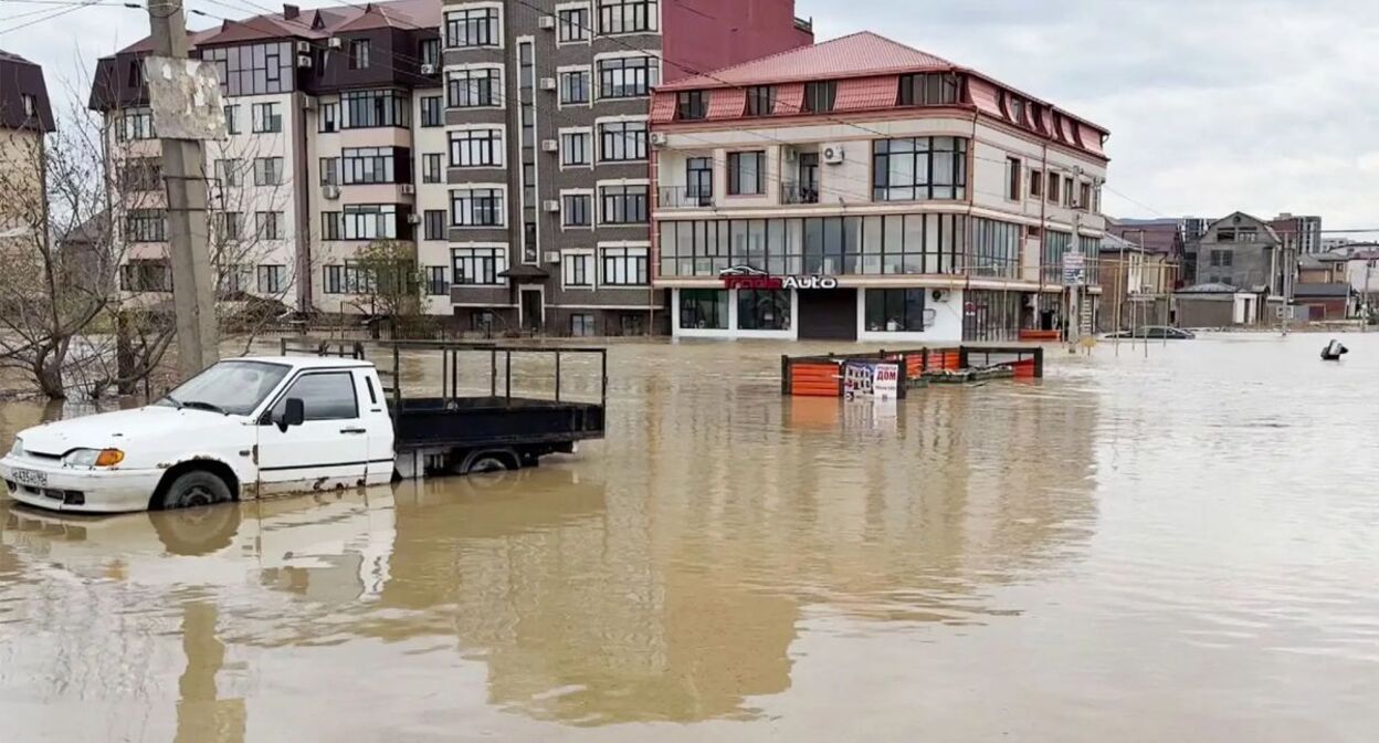 Наводнение в Махачкале, 7 апреля 2026 года. Кадр сюжета "Первого канала". Наводнение в Махачкале, 7 апреля 2026 года. Кадр сюжета "Первого канала".