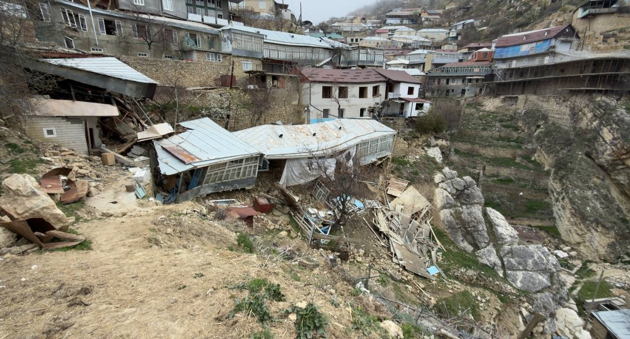 Дома в селе Тебекмахи после оползней. Фото администрации Акушинского района https://t.me/akushamr/19196 Дома в селе Тебекмахи после оползней. Фото администрации Акушинского района https://t.me/akushamr/19196