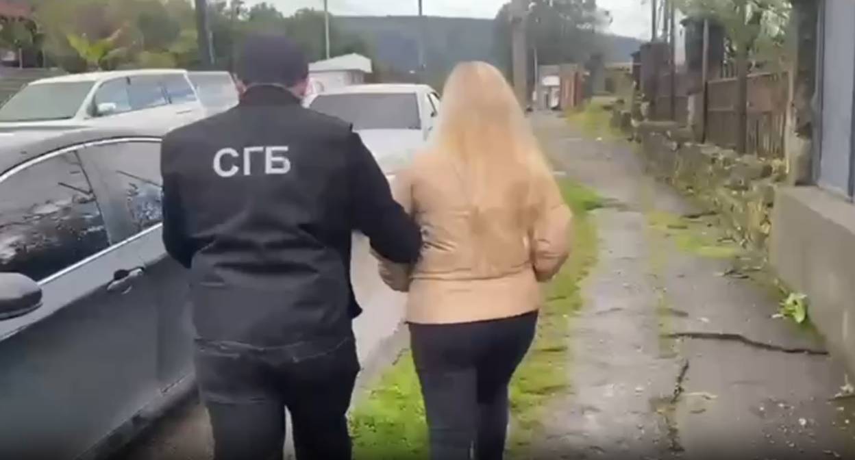 Кадр передачи сотрудниками СГБ Абхазии граждан России. Фото: СГБ Абхазии / Thttps://www.sgb.apsny.land/news/item/133-sotrudnikami-sgb-ra-zaderzhany-grazhdane-rf-i-peredany-fsb-rossii Кадр передачи сотрудниками СГБ Абхазии граждан России. Фото: СГБ Абхазии / Thttps://www.sgb.apsny.land/news/item/133-sotrudnikami-sgb-ra-zaderzhany-grazhdane-rf-i-peredany-fsb-rossii