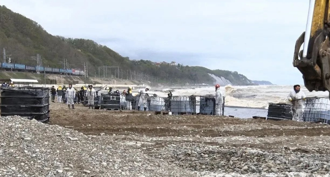 Уборка нефтепродукта на побережье в Туапсе. Фото из телеграм-канала оперштаба Кубани https://t.me/opershtab23/15794 Уборка нефтепродукта на побережье в Туапсе. Фото из телеграм-канала оперштаба Кубани https://t.me/opershtab23/15794