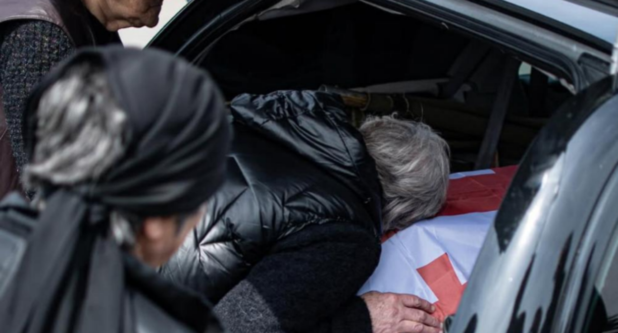 Тело грузинского бойца доставлено в Тбилиси. Скриншот фото Publika от 26.04.26. Тело грузинского бойца доставлено в Тбилиси. Скриншот фото Publika от 26.04.26.