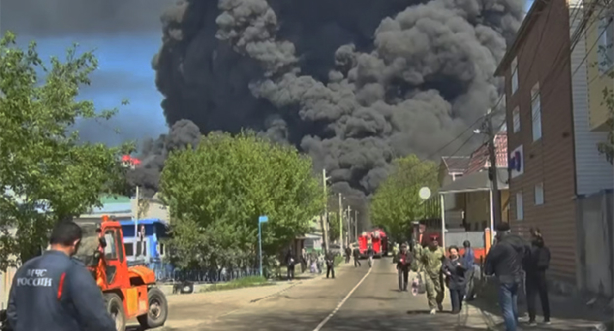 Дым от пожара после атаки беспилотников в Туапсе. Фото: пресс-служба Губернатора Краснодарского края Дым от пожара после атаки беспилотников в Туапсе. Фото: пресс-служба Губернатора Краснодарского края