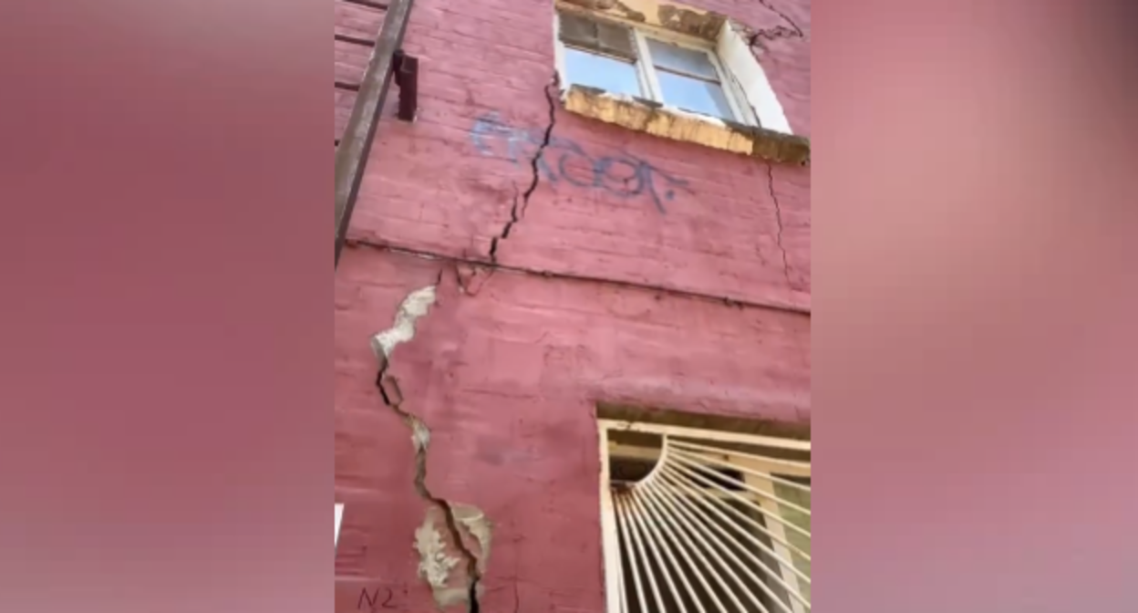 Фасад аварийного дома на улице Казахской. Кадр видео 161.ru https://161.ru/text/gorod/2025/08/17/75835763/ Фасад аварийного дома на улице Казахской. Кадр видео 161.ru https://161.ru/text/gorod/2025/08/17/75835763/