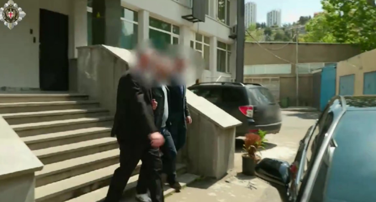 Кадр задержанного в Тбилиси по подозрению в шпионаже. Фото: TV Pirveli / https://tvpirveli.ge/ka/siaxleebi/kriminali/126948-jashushobis-braldebit-magalchinosani-daakaves Кадр задержанного в Тбилиси по подозрению в шпионаже. Фото: TV Pirveli / https://tvpirveli.ge/ka/siaxleebi/kriminali/126948-jashushobis-braldebit-magalchinosani-daakaves