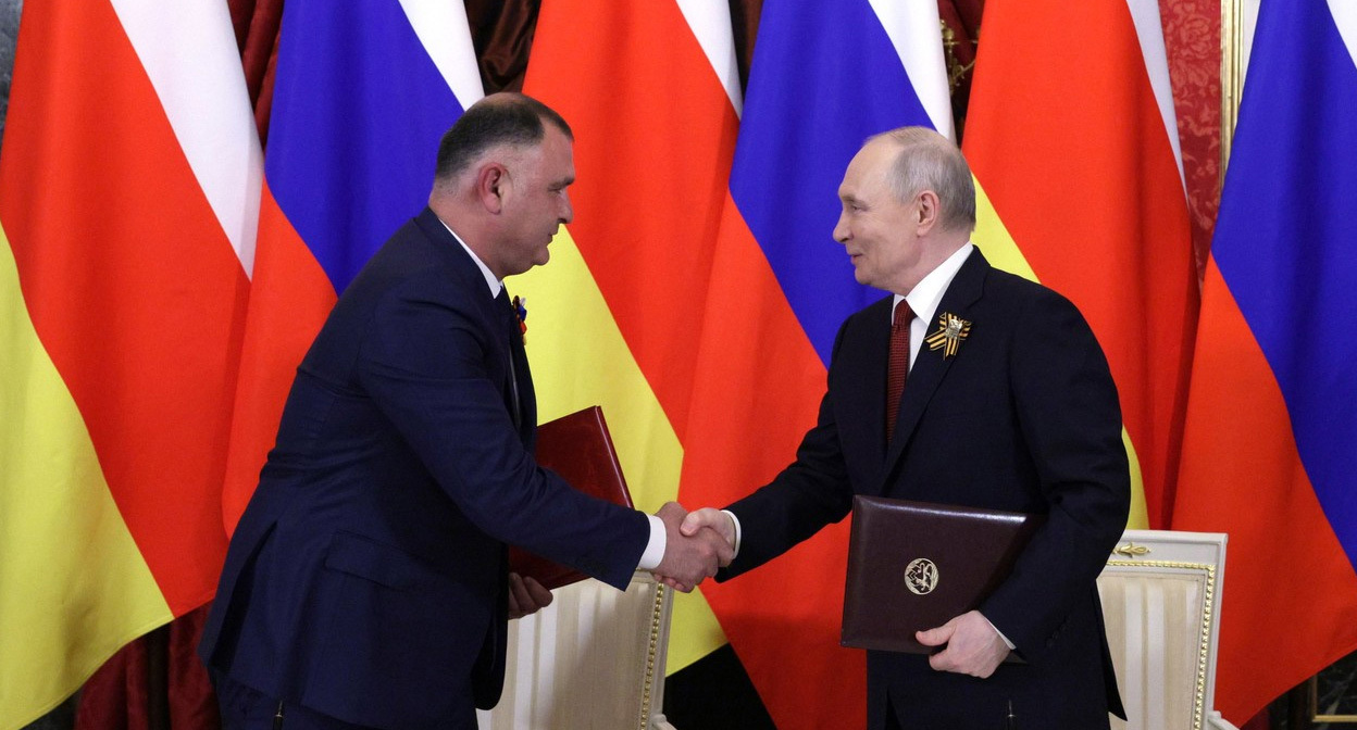 Гаглоев и Путин после подписания договора. Источник: kremlin.ru Гаглоев и Путин после подписания договора. Источник: kremlin.ru