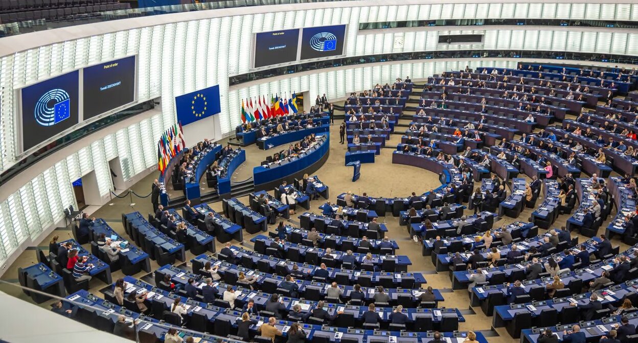Стоп-кадр: "Европарламент отозвал аккредитацию у трех грузинских телеканалов. Фото: Publika.ge / https://publika.ge/ra-weria-saqartvelos-shesakheb-evroparlamentis-25-punqtian-rezoluciashi/ Стоп-кадр: "Европарламент отозвал аккредитацию у трех грузинских телеканалов. Фото: Publika.ge / https://publika.ge/ra-weria-saqartvelos-shesakheb-evroparlamentis-25-punqtian-rezoluciashi/