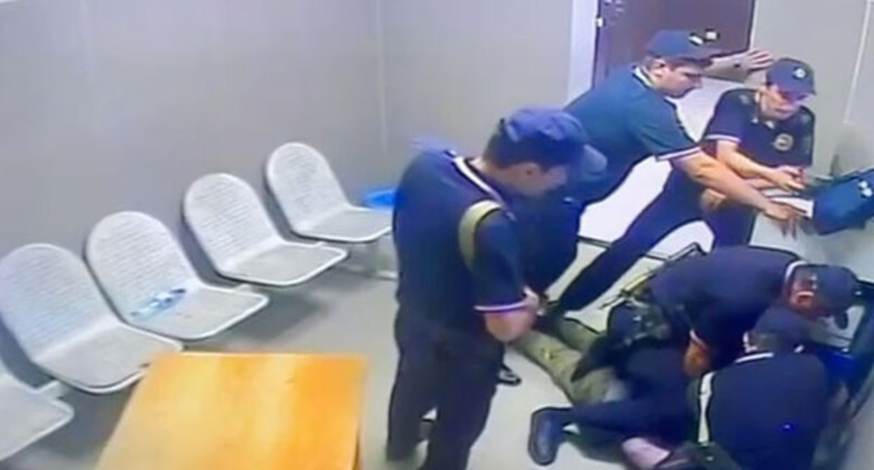 Кадр видео избиения Ахмеда Джабраилова в отделе полиции. Скриншот из телеграм-канала Шамиля Хадулаева Кадр видео избиения Ахмеда Джабраилова в отделе полиции. Скриншот из телеграм-канала Шамиля Хадулаева
