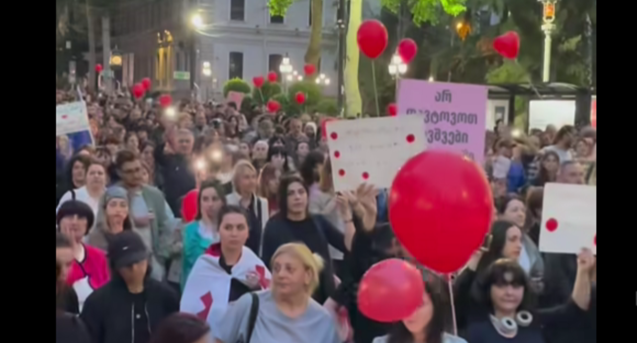 Участники шествия в Тбилиси. Стоп-кадр видео Publika от 24.05.26, https://www.facebook.com/reel/1498655901745663
Участники шествия в Тбилиси. Стоп-кадр видео Publika от 24.05.26, https://www.facebook.com/reel/1498655901745663