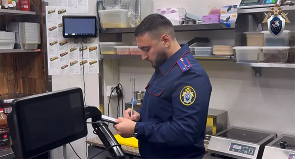 Сотрудник правоохранительных органов в кафе Пятигорска во время проверки. 31 мая 2026 г. Фото : СУ СК России по Ставропольскому краю Сотрудник правоохранительных органов в кафе Пятигорска во время проверки. 31 мая 2026 г. Фото : СУ СК России по Ставропольскому краю
