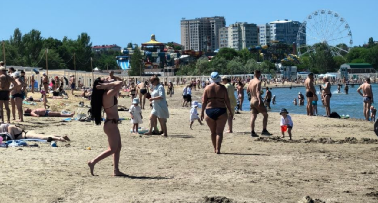 Отдыхающие на Центральном пляже Анапы. Скриншот фото из Telegram-канала Макса Анапского от 06.06.26, https://t.me/maksanapskii/20555 Отдыхающие на Центральном пляже Анапы. Скриншот фото из Telegram-канала Макса Анапского от 06.06.26, https://t.me/maksanapskii/20555
