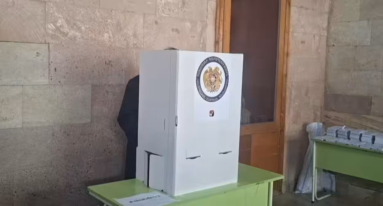 Избиратель на участке № 31/06. Гюмри, 7 июня 2026 года. Фото "Кавказского узла". Избиратель на участке № 31/06. Гюмри, 7 июня 2026 года. Фото "Кавказского узла".