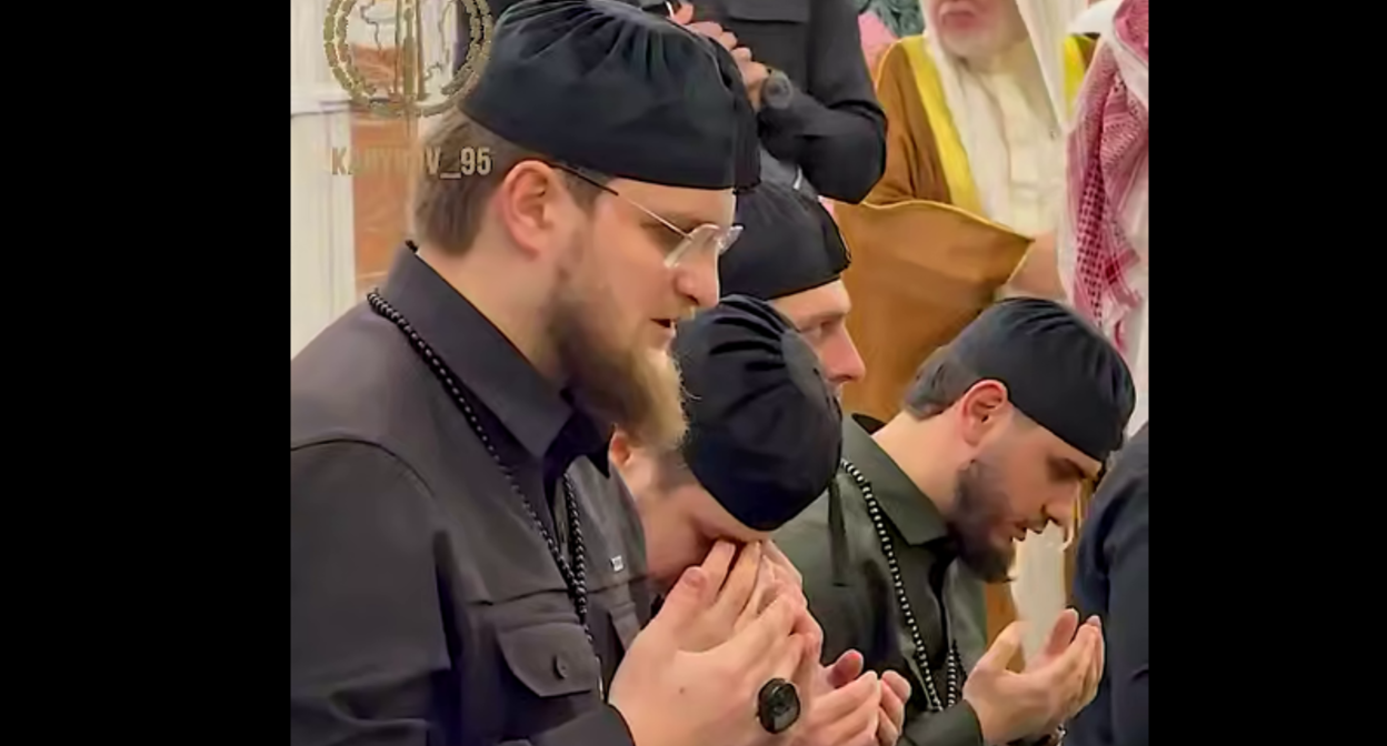 Сыновья и приближенные Рамзана Кадырова (на переднем плане - старший сын Ахмат) совершили молитву за пропавшего мальчика. Стоп-кадр видео из Telegram-канала главы Чечни от 19.06.26, https://t.me/RKadyrov_95/6675 Сыновья и приближенные Рамзана Кадырова (на переднем плане - старший сын Ахмат) совершили молитву за пропавшего мальчика. Стоп-кадр видео из Telegram-канала главы Чечни от 19.06.26, https://t.me/RKadyrov_95/6675