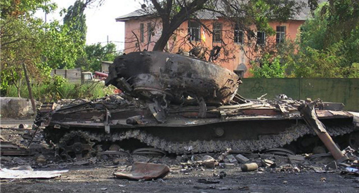 Танк грузинской армии в Цхинвали. Август 2008 г. Фото: Ryzhenkova Yulia https://ru.wikipedia.org/ Танк грузинской армии в Цхинвали. Август 2008 г. Фото: Ryzhenkova Yulia https://ru.wikipedia.org/