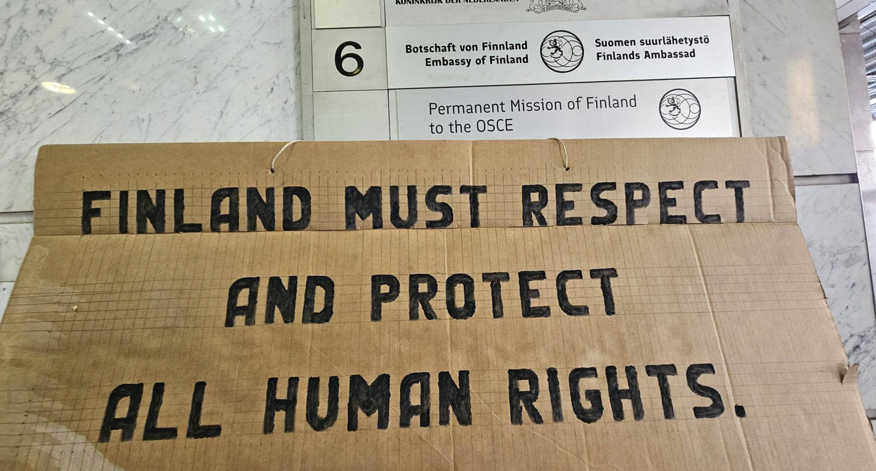 Транспарант с призывом к властям Финляндии защищать права человека. Скриншот публикации https://www.facebook.com/profile.php?id=61588263911571 (деятельность компании Meta (владеет Facebook, Instagram и WhatsApp) запрещена в России) Транспарант с призывом к властям Финляндии защищать права человека. Скриншот публикации https://www.facebook.com/profile.php?id=61588263911571 (деятельность компании Meta (владеет Facebook, Instagram и WhatsApp) запрещена в России)