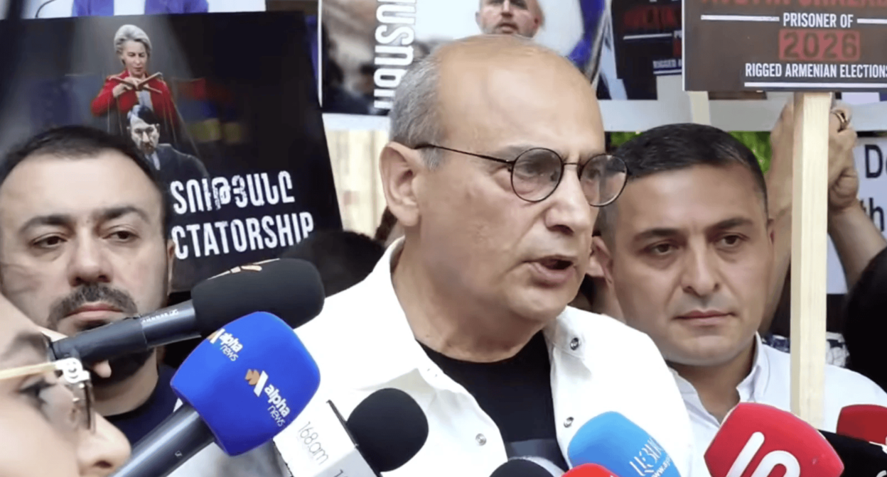 Стоп-кадр: "Два оппозиционных движения провели акцию протеста у здания правительства Армении". Фото: News.am. / https://news.am/ru/news/104732 Стоп-кадр: "Два оппозиционных движения провели акцию протеста у здания правительства Армении". Фото: News.am. / https://news.am/ru/news/104732