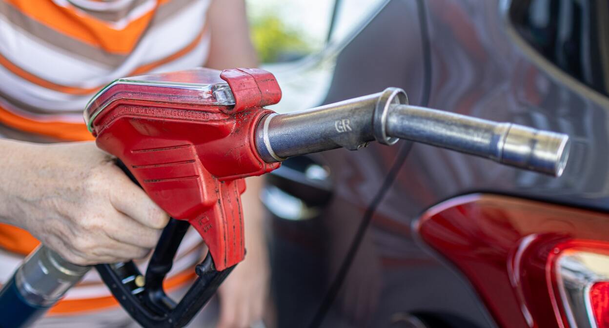 Топливный насос на АЗС. Фото: Marek Studzinski / Unsplash.com Топливный насос на АЗС. Фото: Marek Studzinski / Unsplash.com