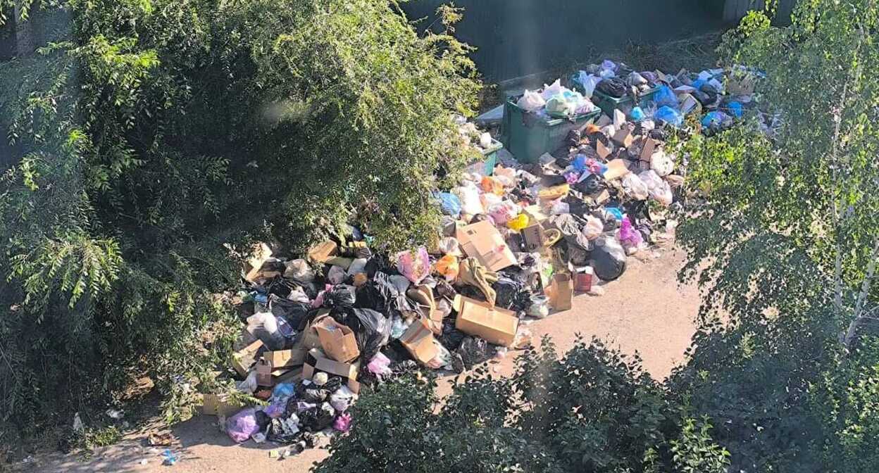 Свалка под окнами многоквартирного дома. Фото предоставлено "Кавказскому узлу" местными жителями. Свалка под окнами многоквартирного дома. Фото предоставлено "Кавказскому узлу" местными жителями.