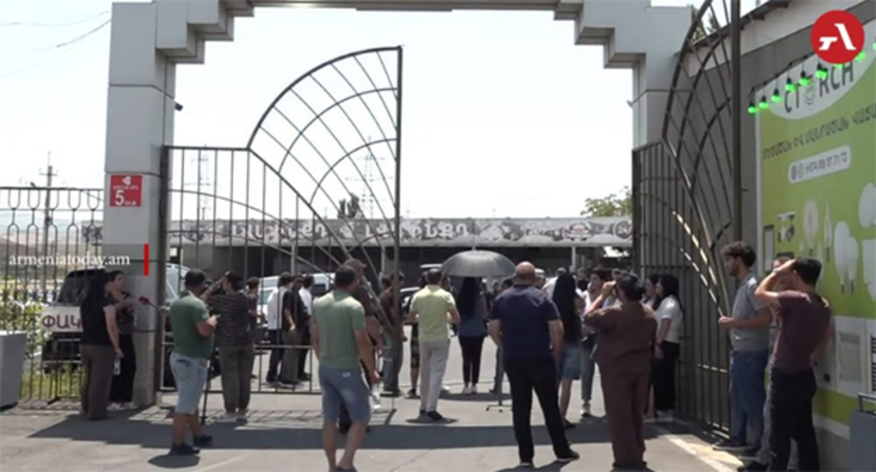 Акция протеста сотрудников ТЦ Царукяна "Ариндж Молл". 23 июля 2026 г. Фото: https://armeniatoday.am/society-ru/1105872/ Акция протеста сотрудников ТЦ Царукяна "Ариндж Молл". 23 июля 2026 г. Фото: https://armeniatoday.am/society-ru/1105872/