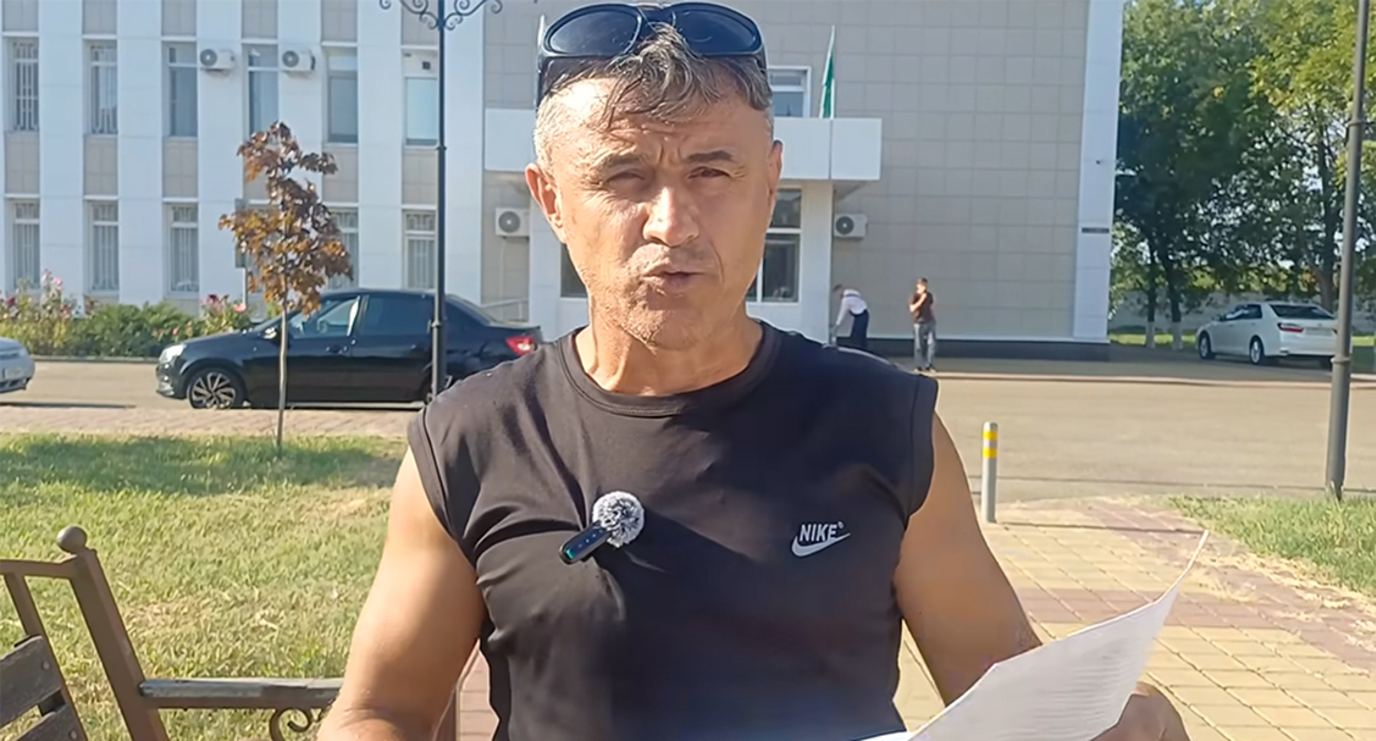 Асхабали Алибеков. Кадр из видео на его YouTube-канале "Дикий десантник" - https://www.youtube.com/watch?v=2WfJKiRgybk Асхабали Алибеков. Кадр из видео на его YouTube-канале "Дикий десантник" - https://www.youtube.com/watch?v=2WfJKiRgybk