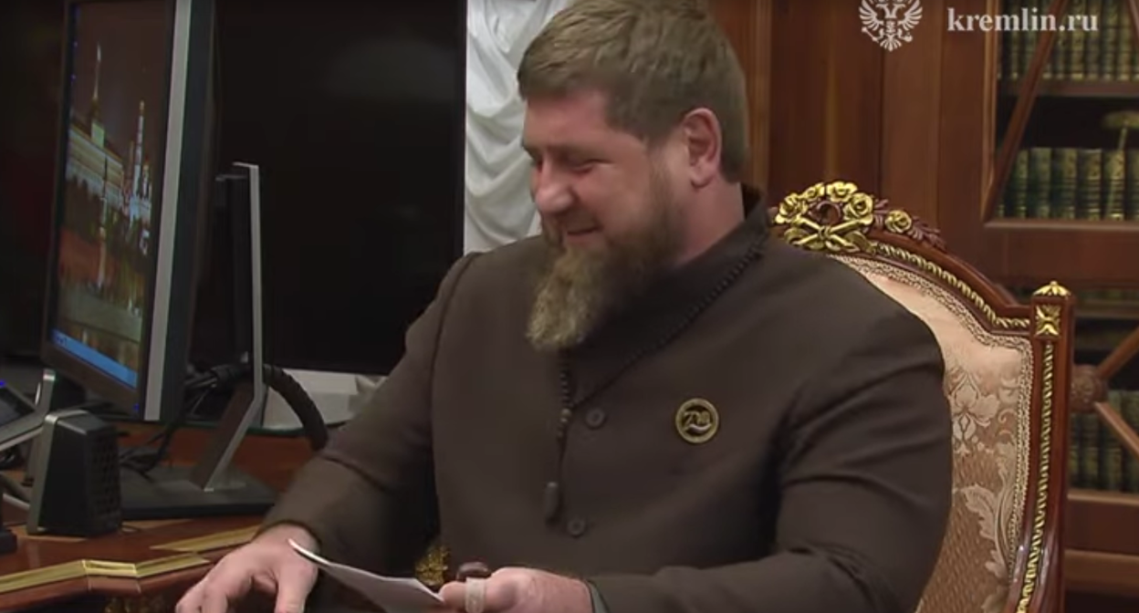 Кадыров на встрече с президентом России. Стоп-кадр видео YouTube-канала AKIpress news, https://www.youtube.com/watch?v=crvY6fuG92U Кадыров на встрече с президентом России. Стоп-кадр видео YouTube-канала AKIpress news, https://www.youtube.com/watch?v=crvY6fuG92U