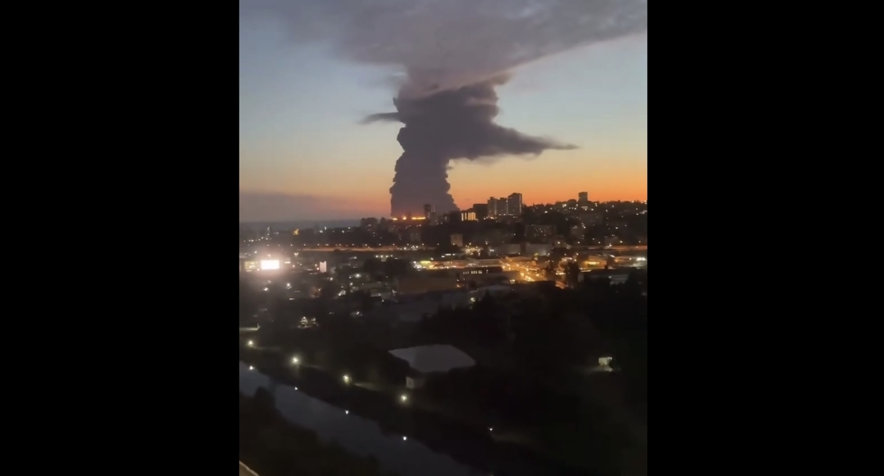 Дым от горящего танкера над Сочи. Кадр видео sochi.24 / Instagram* Дым от горящего танкера над Сочи. Кадр видео sochi.24 / Instagram*