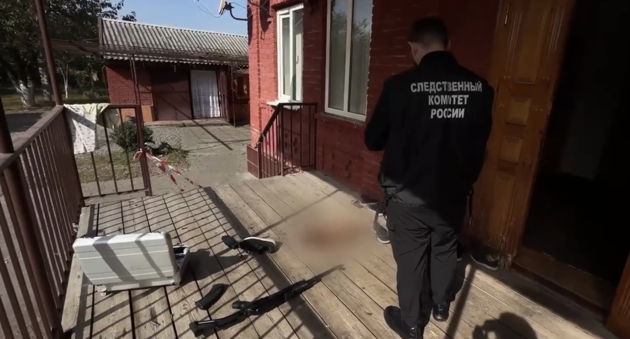 Следователь у дома стрелка в Экажево. Фото: Следком Ингушетии / Telegram Следователь у дома стрелка в Экажево. Фото: Следком Ингушетии / Telegram