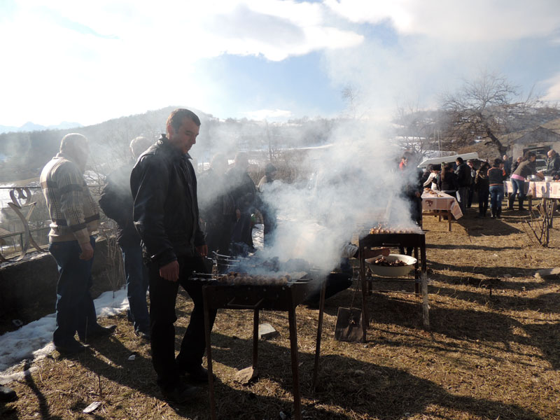 А на другом конце села парни делали шашлык, девушки накрывали на стол...