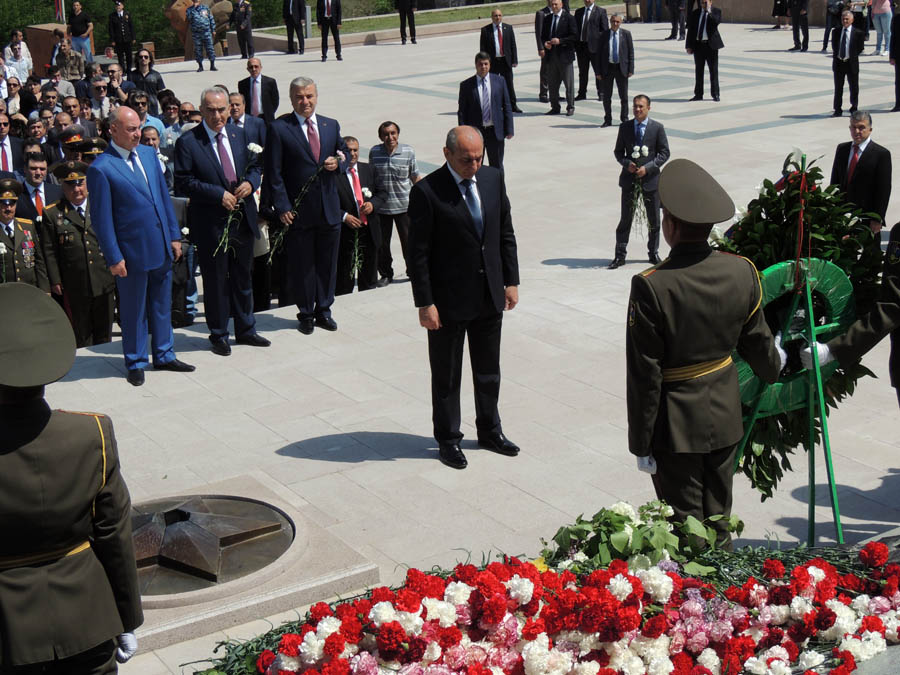 Возложение венков. Президент НКР Бако саакян.