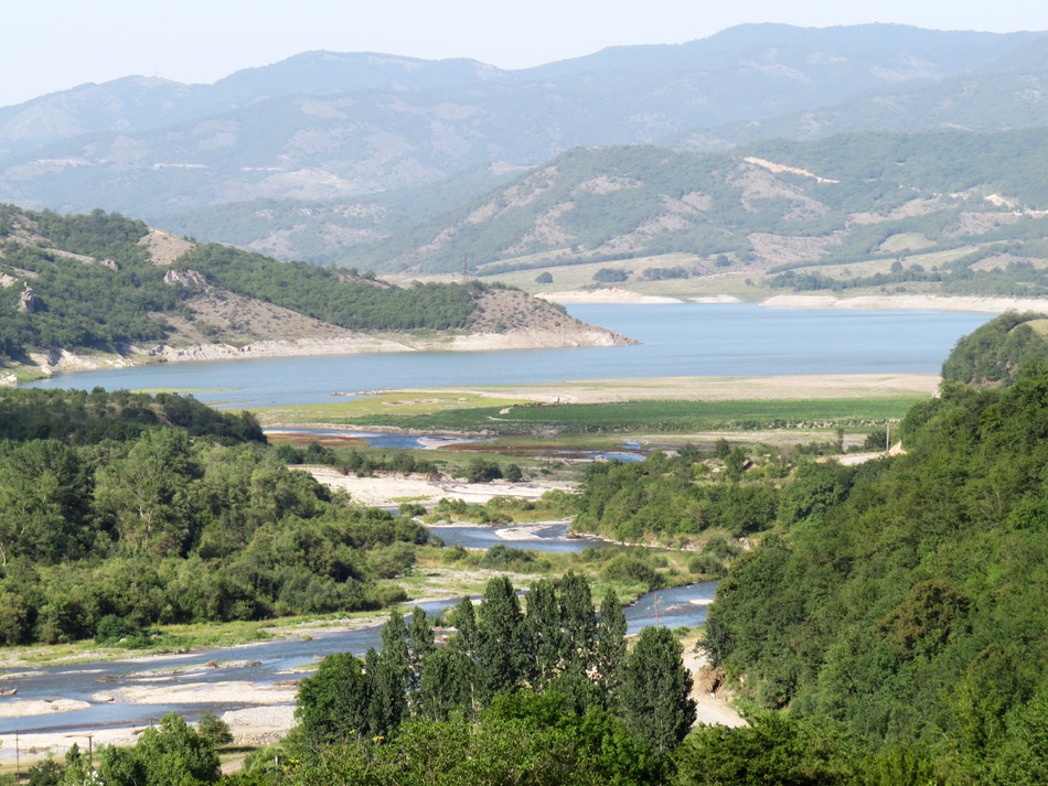 Тер-тер разливается по рукавам и впадает в Сарсангское водохранилище.