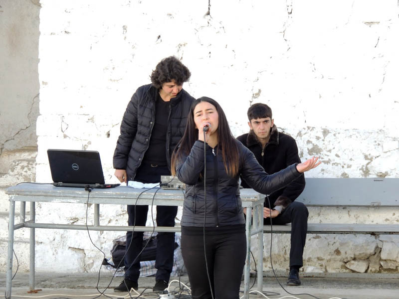 Лилит Шекян, солистка группы исполняет песню "Шуши".