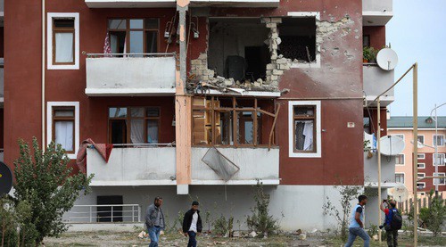 Жилой дом после обстрела в Азербайджане. 1октября 2020 года. Фото Азиза Каримова для "Кавказского узла"