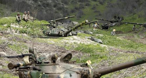 Военнослужащие Армии самообороны Нагорного Карабаха отдыхают на своих позициях в районе села Матагис. Фото: REUTERS/Staff