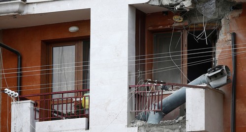 Реактивный снаряд на балконе жилого дома. Фото: REUTERS/Stringer