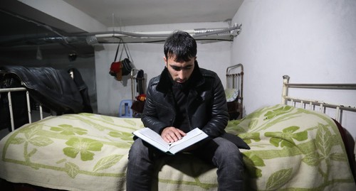 Житель Тертера в бомбоубежище 2 ноября 2020 года. Фото Азиза Каримова для “Кавказского узла”